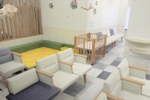 南棟1階_産科婦人科受付脇_キッズコーナー