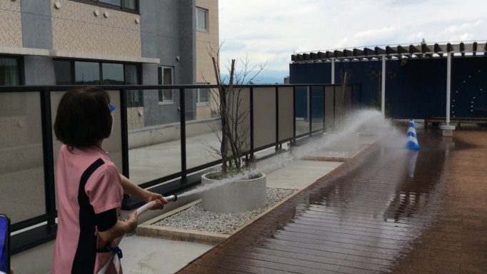 火元を想定した的に向けて散水ホースを使った放水訓練