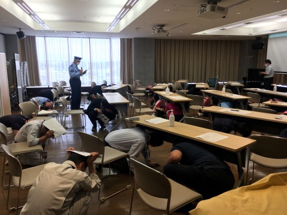 地震発生時に机の下に身を隠し落下物などから身を守る「シェイクアウト訓練」